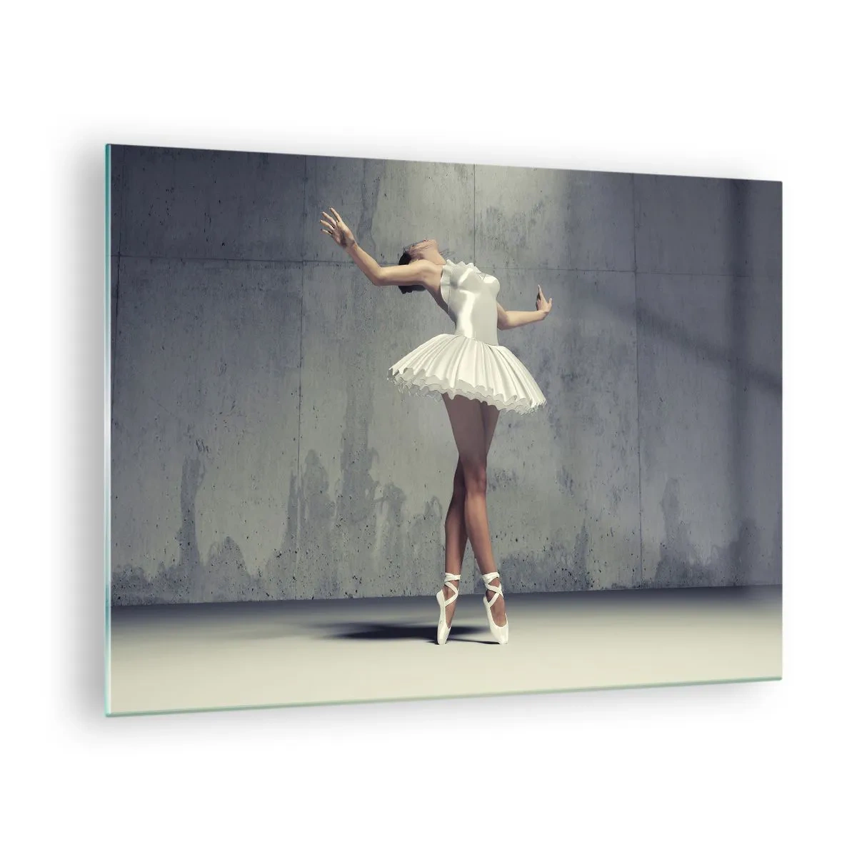 Glasbild - Bild auf glas - Eine Ballerina in einem weißen Kleid vor einer rohen Wand - 70x50cm - Leicht wie ein Vogel - Moderne Wanddekoration für Wohnzimmer und Schlafzimmer ARTTOR