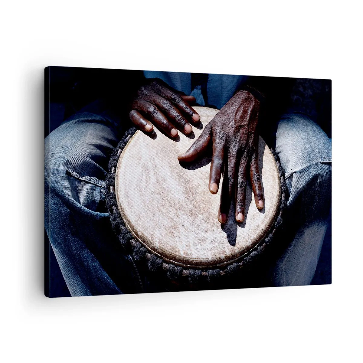 Bild auf Leinwand - Leinwandbild - Hände spielen eine Djembe-Trommel in einer dynamischen Komposition - 70x50cm - Lebe in deinem eigenen Rhythmus - Moderne Wanddekoration für Wohnzimmer und Schlafzimmer ARTTOR