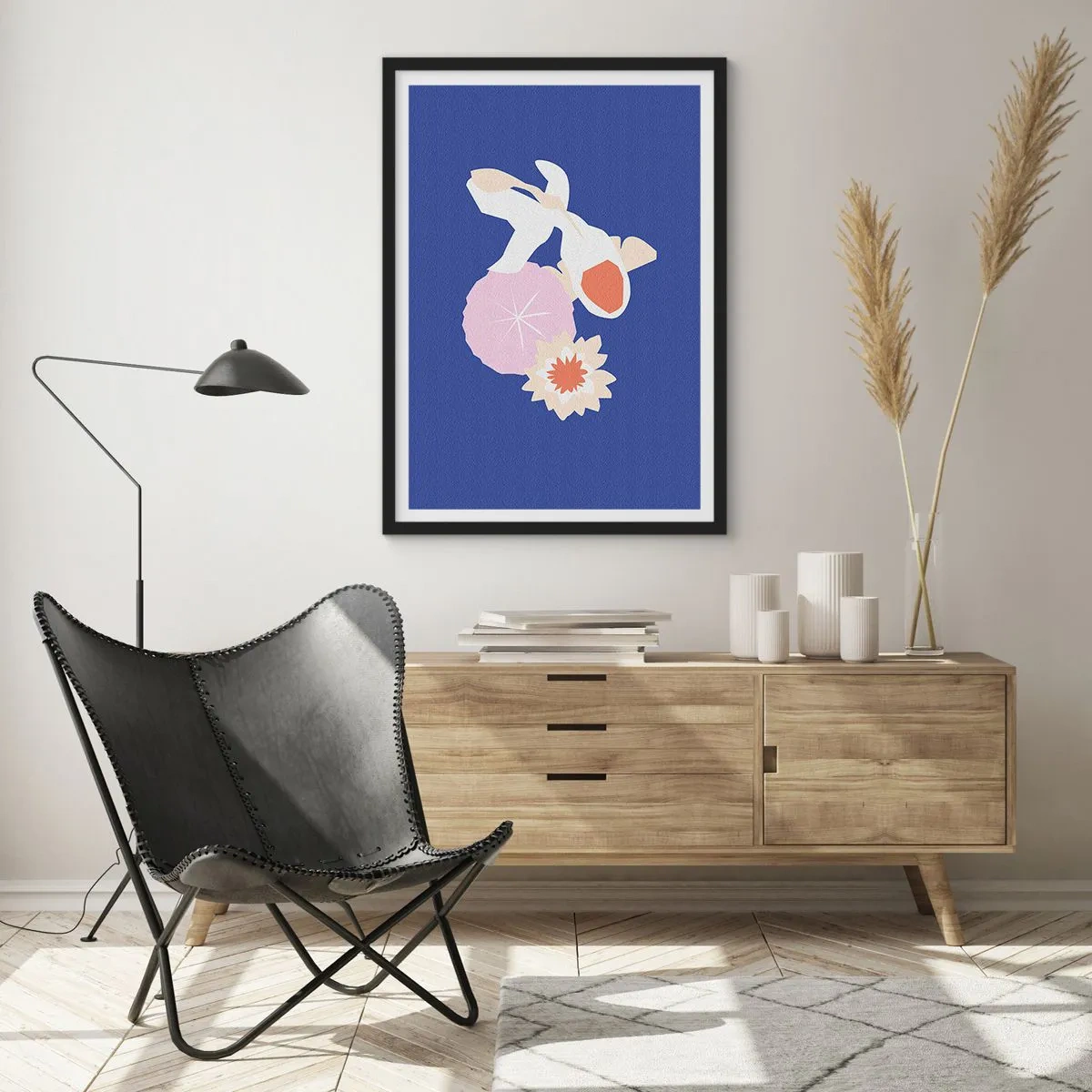 Poster in einem schwarzem Rahmen - Koi-Fische umgeben von Blumen vor intensivem Hintergrund - 50x70cm - Komposition von Blüten und Knospen - Moderne Wanddekoration für Wohnzimmer und Schlafzimmer ARTTOR