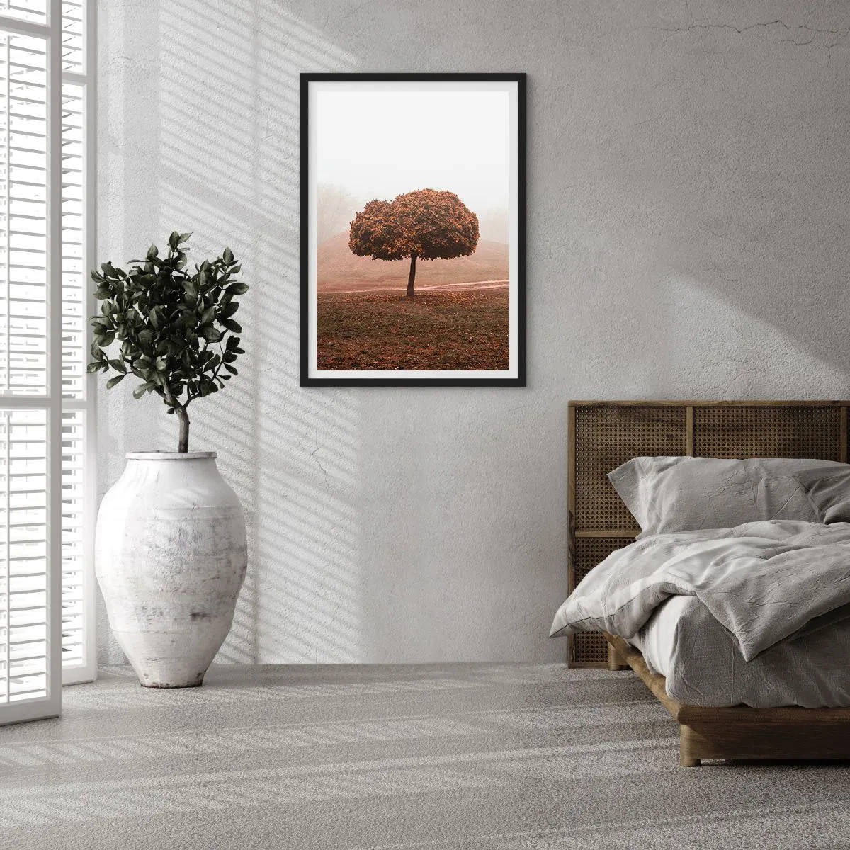 Poster in einem schwarzem Rahmen - Ein einsamer Baum im Herbstnebel - 50x70cm - Nach einem anstrengenden Sommer - Moderne Wanddekoration für Wohnzimmer und Schlafzimmer ARTTOR