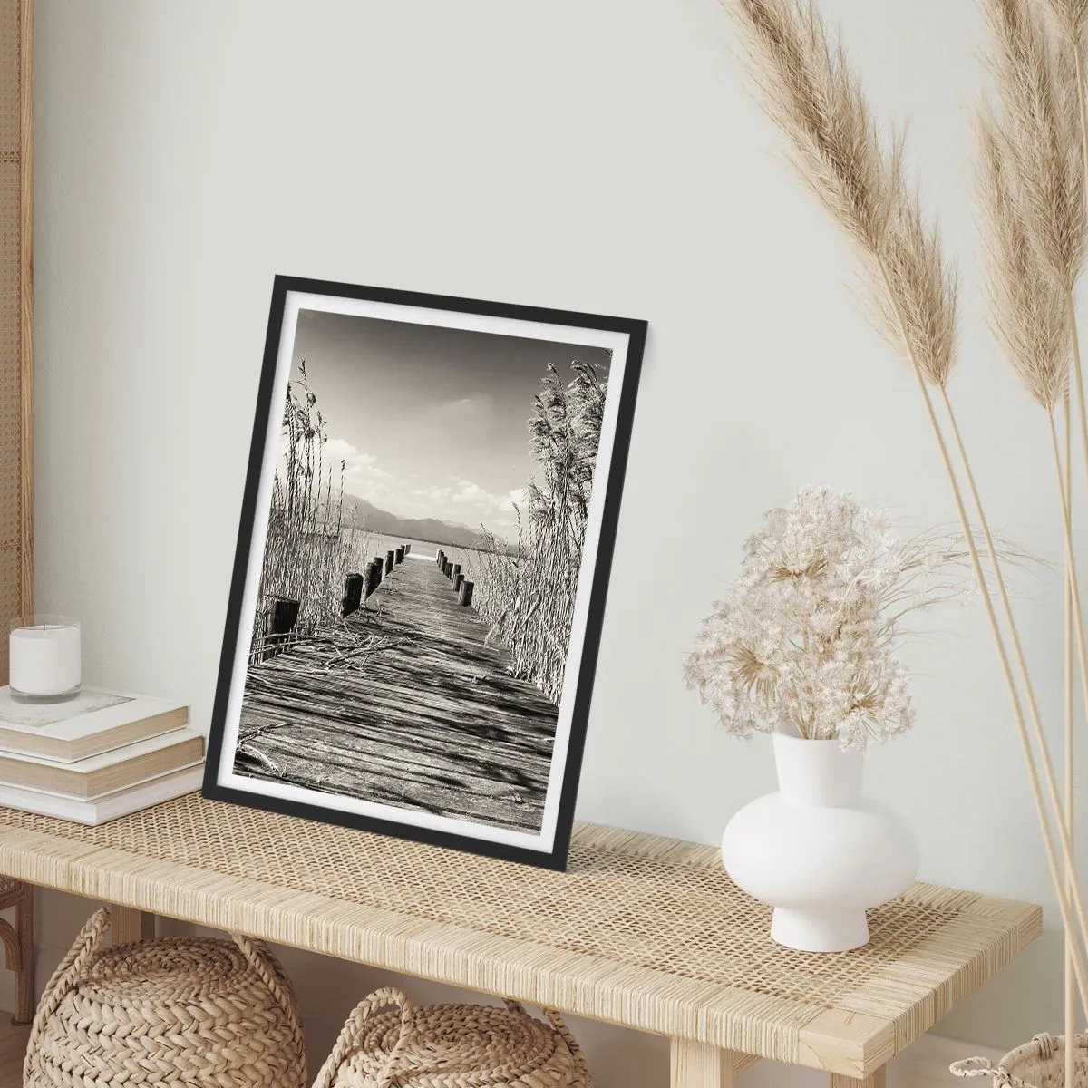 Poster in einem schwarzem Rahmen - Eine Holzbrücke im Schilf über einem sepiafarbenen See - 50x70cm - In der Stille des Grases - Moderne Wanddekoration für Wohnzimmer und Schlafzimmer ARTTOR