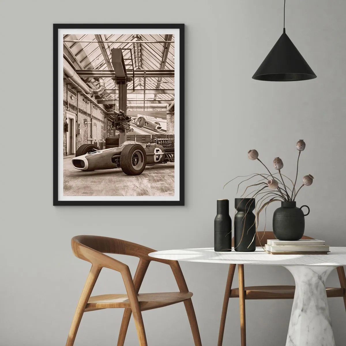 Poster in einem schwarzem Rahmen - Kultiger Rennwagen im Industrie-Interieur - 50x70cm - Die Siegerruhe - Moderne Wanddekoration für Wohnzimmer und Schlafzimmer ARTTOR