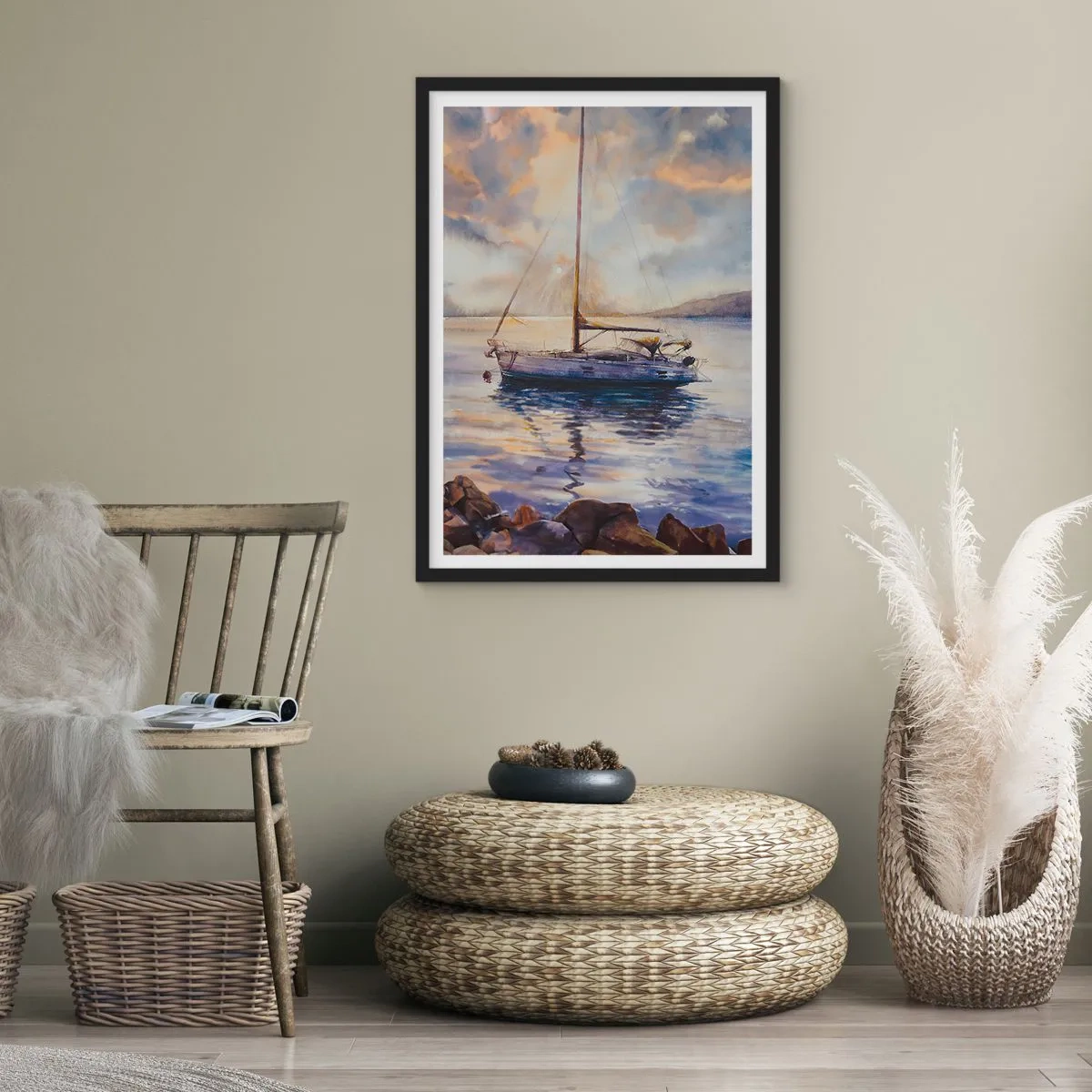 Poster in einem schwarzem Rahmen - Ein Segelboot auf ruhigem Wasser im Abendlicht - 50x70cm - Abend in der Bucht - Moderne Wanddekoration für Wohnzimmer und Schlafzimmer ARTTOR
