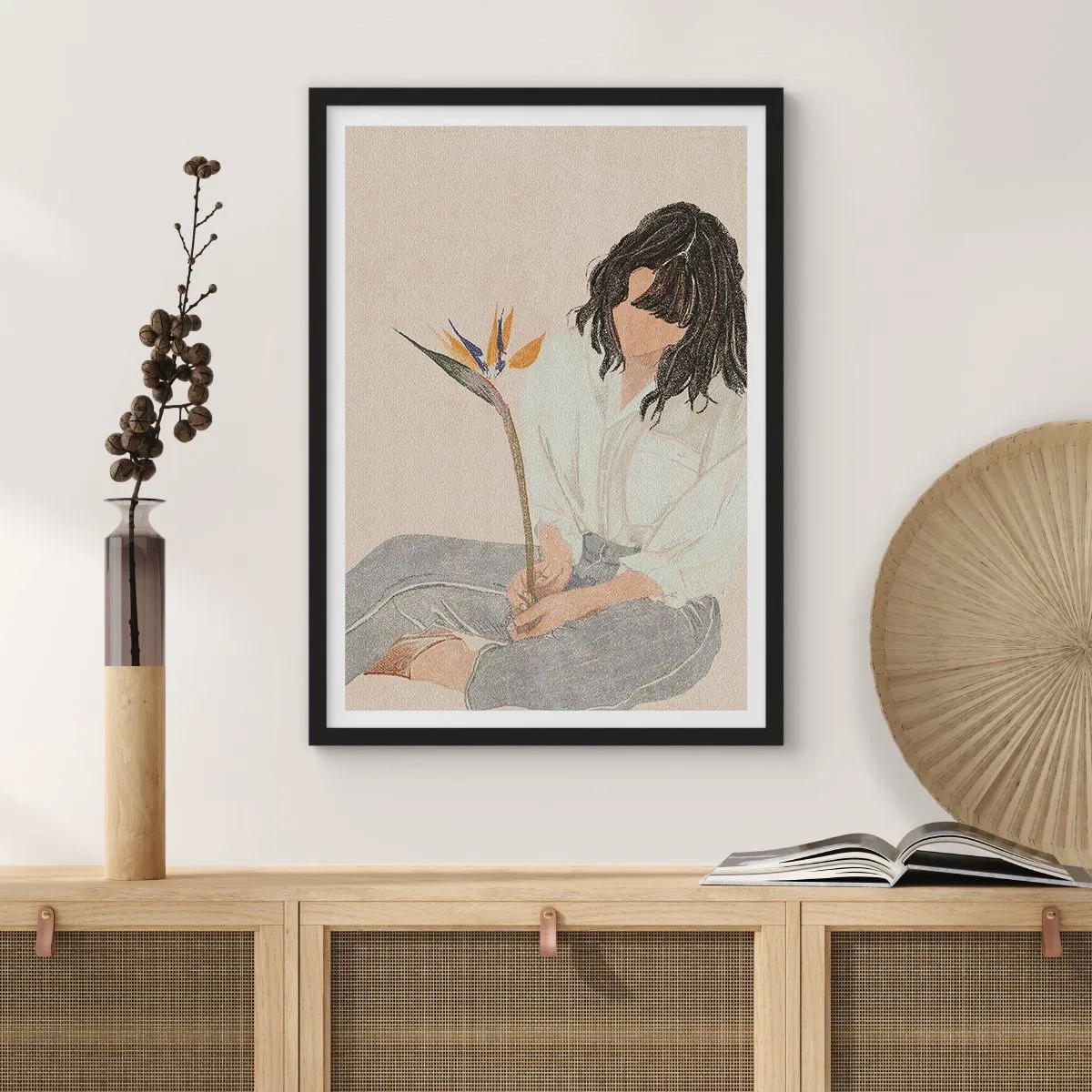 Poster in einem schwarzem Rahmen - Porträt einer Frau mit einer exotischen Blume, mit einem zarten Hauch von Farbe - 50x70cm - Porträt mit einer exotischen Blume - Moderne Wanddekoration für Wohnzimmer und Schlafzimmer ARTTOR