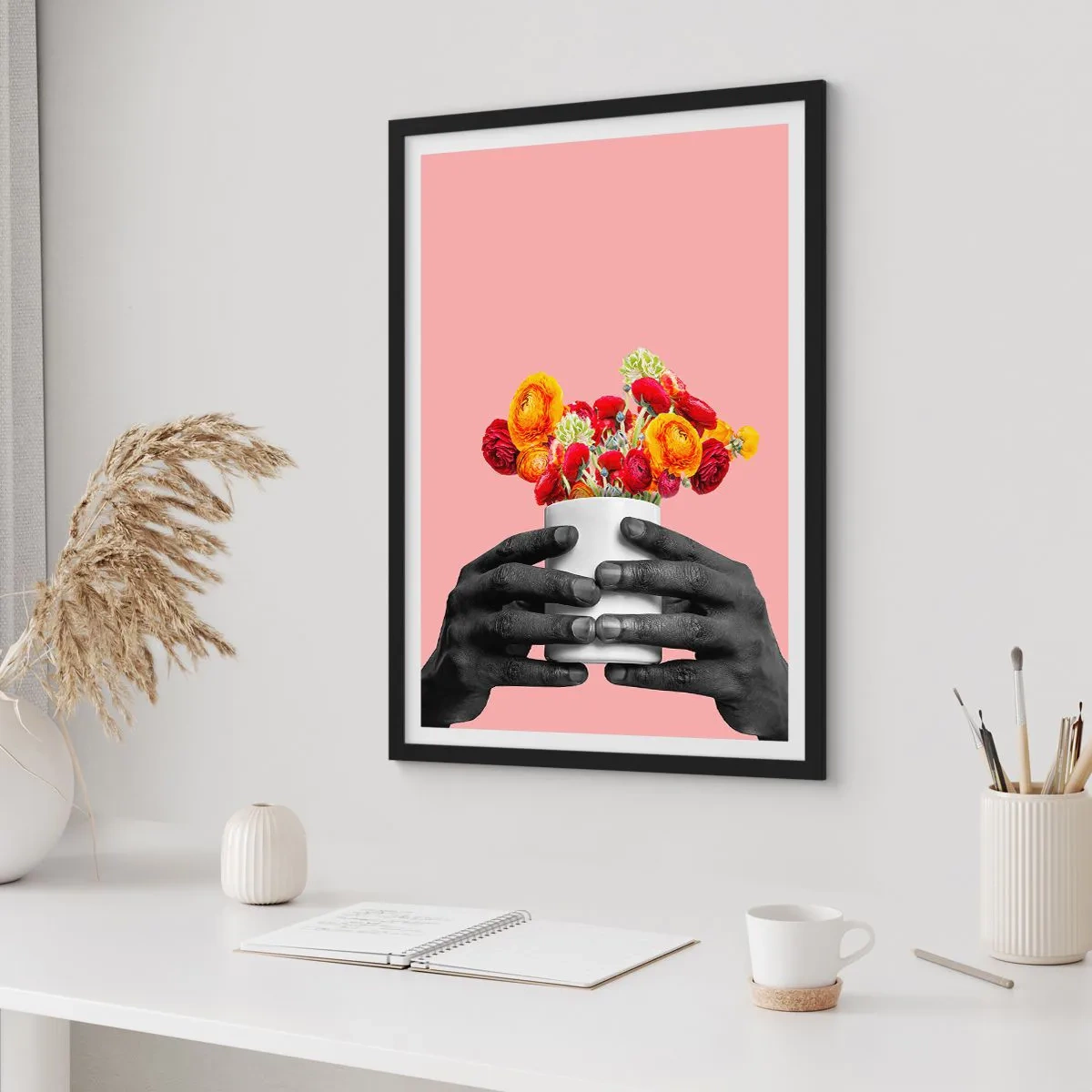 Poster in einem schwarzem Rahmen - Schwarze Hände halten einen Blumenstrauß auf rosa Hintergrund - 50x70cm - Die Apotheose des Lebens - Moderne Wanddekoration für Wohnzimmer und Schlafzimmer ARTTOR