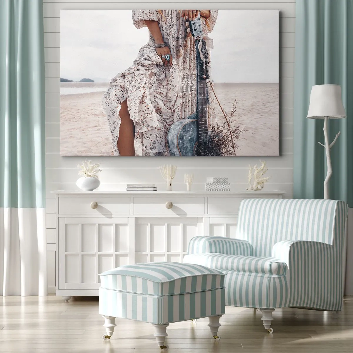 Bild auf Leinwand - Leinwandbild - Frau im Boho-Stil mit Gitarre am Strand - 70x50cm - Kinderblumen auf dem Weg - Moderne Wanddekoration für Wohnzimmer und Schlafzimmer ARTTOR
