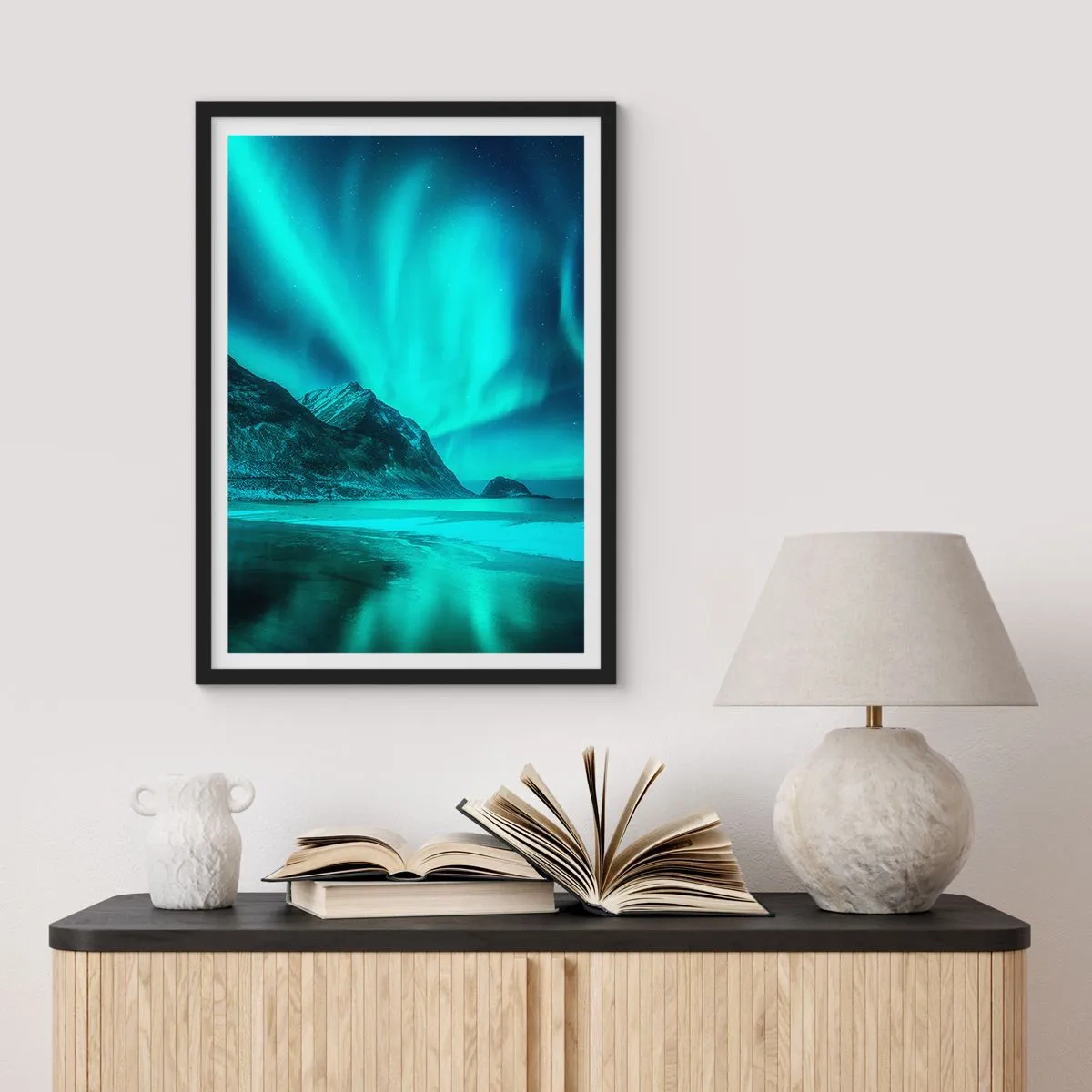 Poster in einem schwarzem Rahmen - Eine fotografische Aufnahme der Aurora Borealis über einer bergigen Landschaft - 50x70cm - Wunder des Nordens - Moderne Wanddekoration für Wohnzimmer und Schlafzimmer ARTTOR