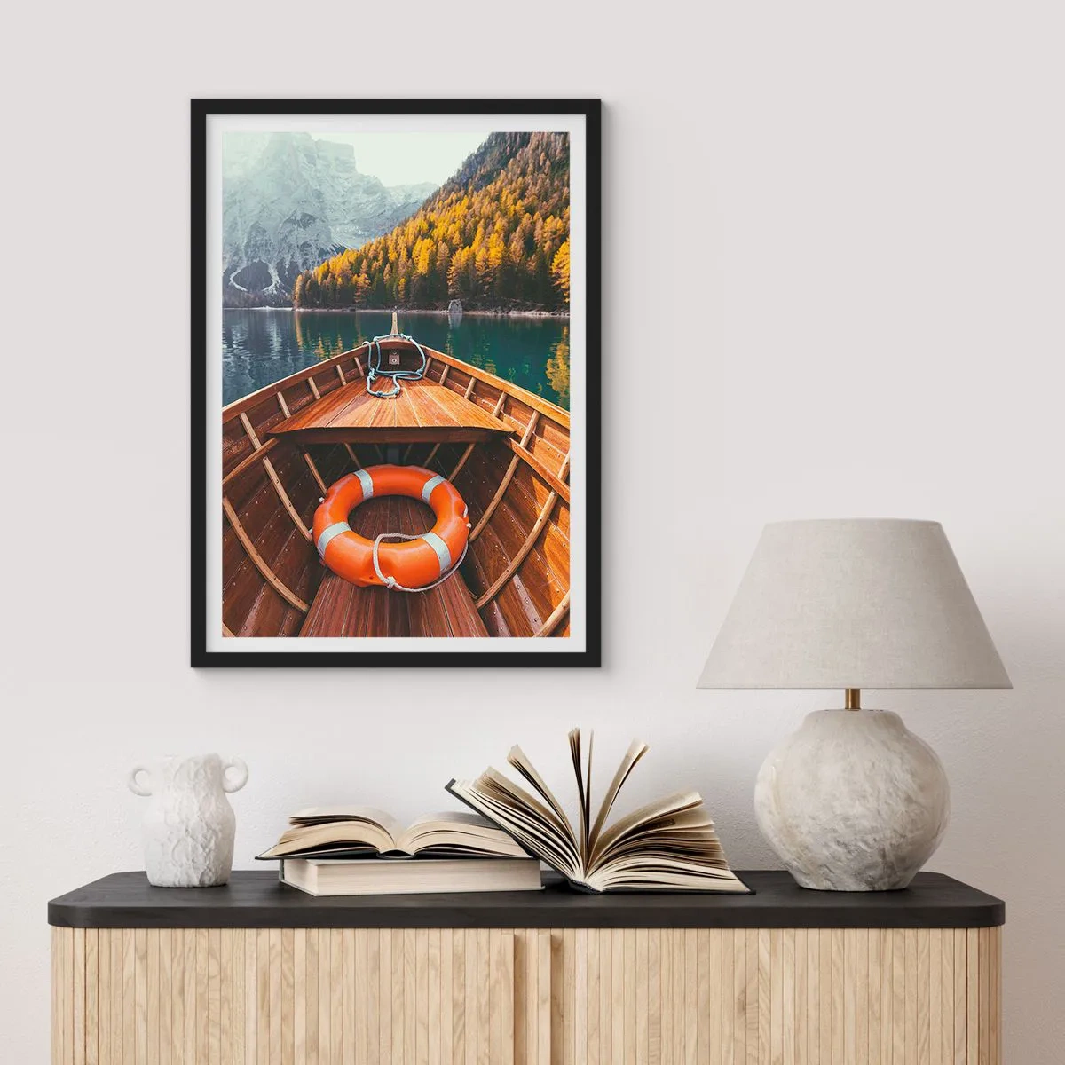 Poster in einem schwarzem Rahmen - Ein Holzboot auf einem von Bergen umgebenen See - 50x70cm - Bergreise - Moderne Wanddekoration für Wohnzimmer und Schlafzimmer ARTTOR