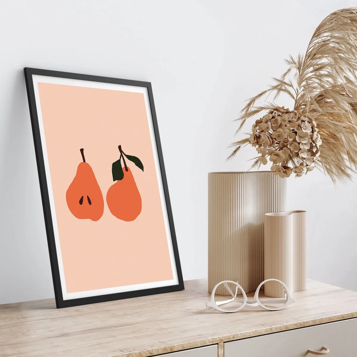 Poster in einem schwarzem Rahmen - Eine minimalistische Illustration von zwei Birnen auf beigem Hintergrund. - 50x70cm - Pure Süße - Moderne Wanddekoration für Wohnzimmer und Schlafzimmer ARTTOR