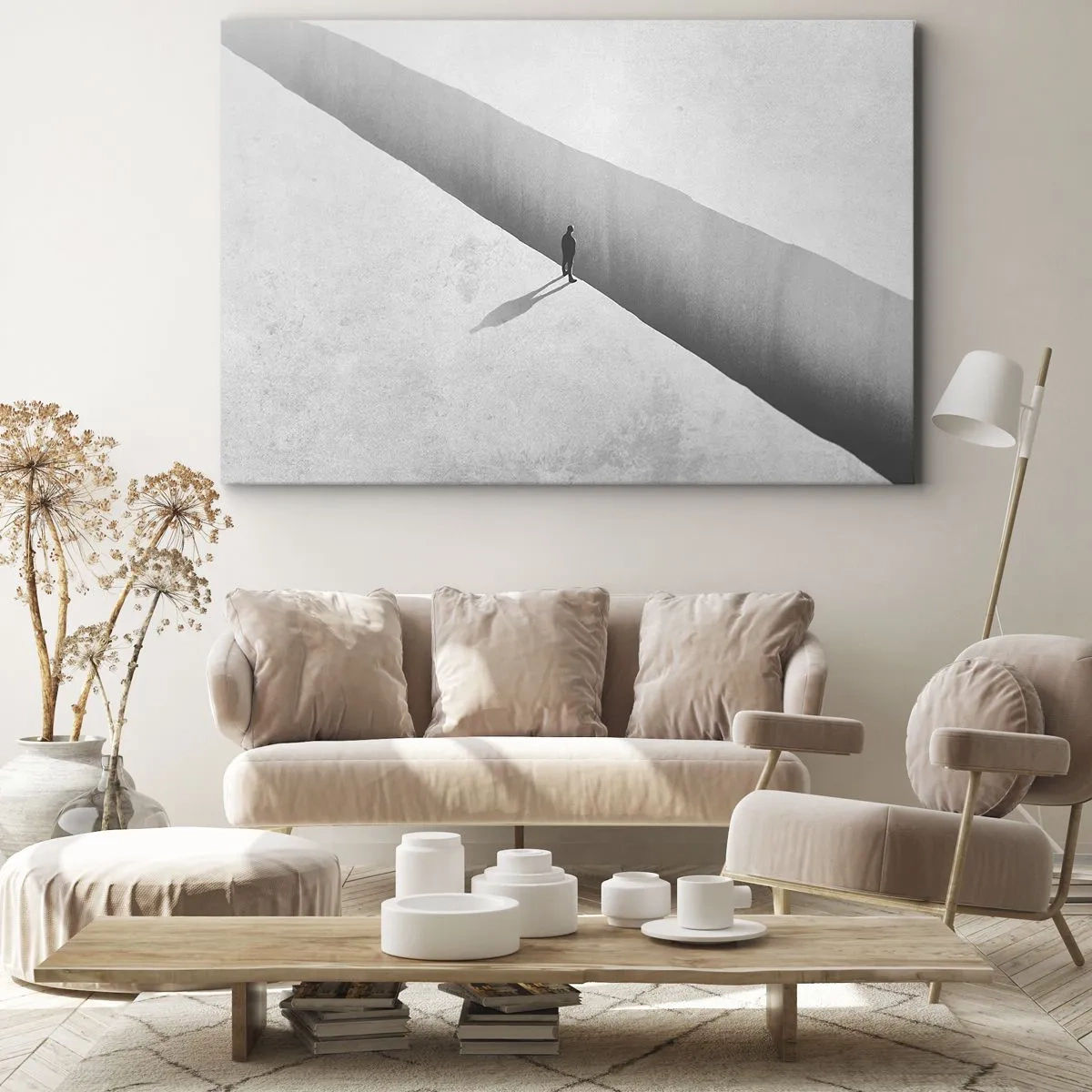Bild auf Leinwand - Leinwandbild - Eine einsame Gestalt steht in einer monochromen Umgebung über einem tiefen Abgrund. - 70x50cm - Klares Ziel - Moderne Wanddekoration für Wohnzimmer und Schlafzimmer ARTTOR