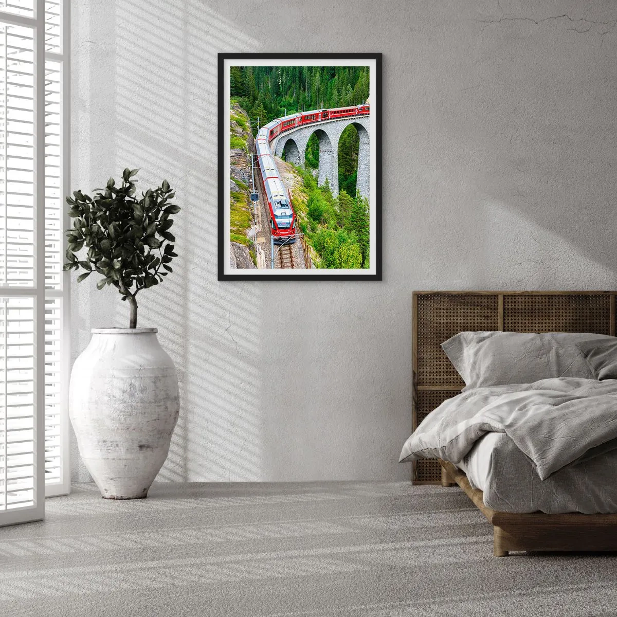 Poster in einem schwarzem Rahmen - Ein roter Zug auf einem Viadukt, umgeben von einem grünen Wald - 50x70cm - Eisenbahn für Bergblick - Moderne Wanddekoration für Wohnzimmer und Schlafzimmer ARTTOR