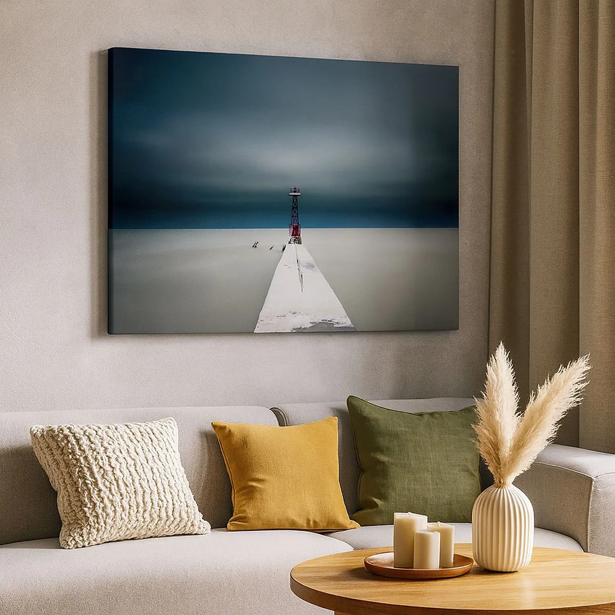 Bild auf Leinwand - Leinwandbild - Ein Leuchtturm am Ende eines Betonpfeilers in einer kargen Landschaft - 70x50cm - Um der Weite zu begegnen - Moderne Wanddekoration für Wohnzimmer und Schlafzimmer ARTTOR