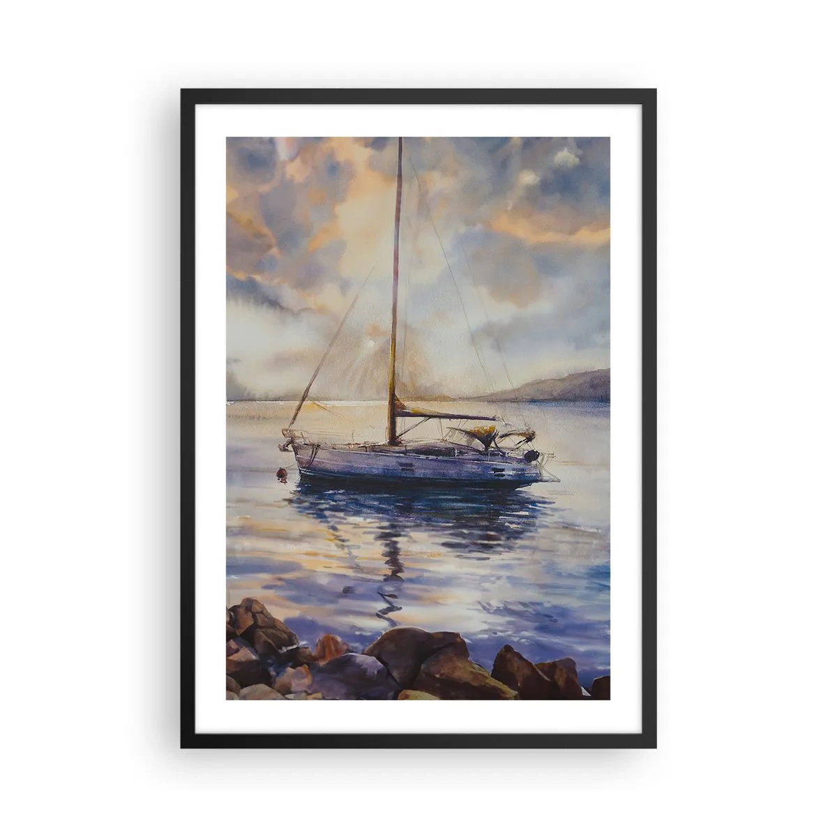 Poster in einem schwarzem Rahmen - Ein Segelboot auf ruhigem Wasser im Abendlicht - 50x70cm - Abend in der Bucht - Moderne Wanddekoration für Wohnzimmer und Schlafzimmer ARTTOR