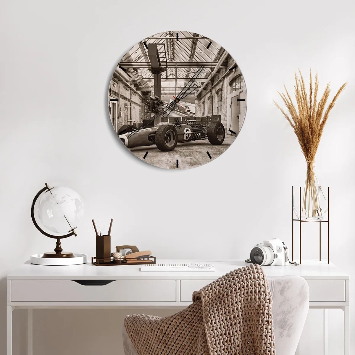 Wanduhr - Glasuhr - Ein klassischer Rennwagen in einer alten Industriehalle - 30x30cm - Die Siegerruhe - Moderne Wanddekoration für Wohnzimmer, Küche und Schlafzimmer ARTTOR