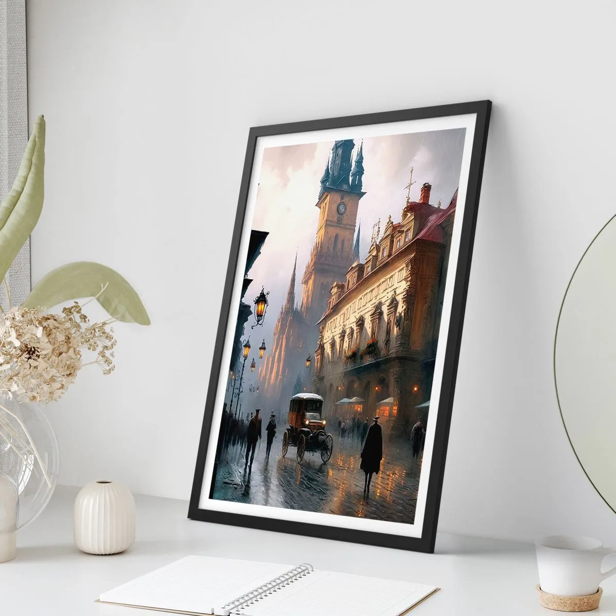Poster in einem schwarzem Rahmen - Historische Stadt in der Abenddämmerung mit einem historischen Fahrzeug - 50x70cm - Charme eines Prager Abends - Moderne Wanddekoration für Wohnzimmer und Schlafzimmer ARTTOR