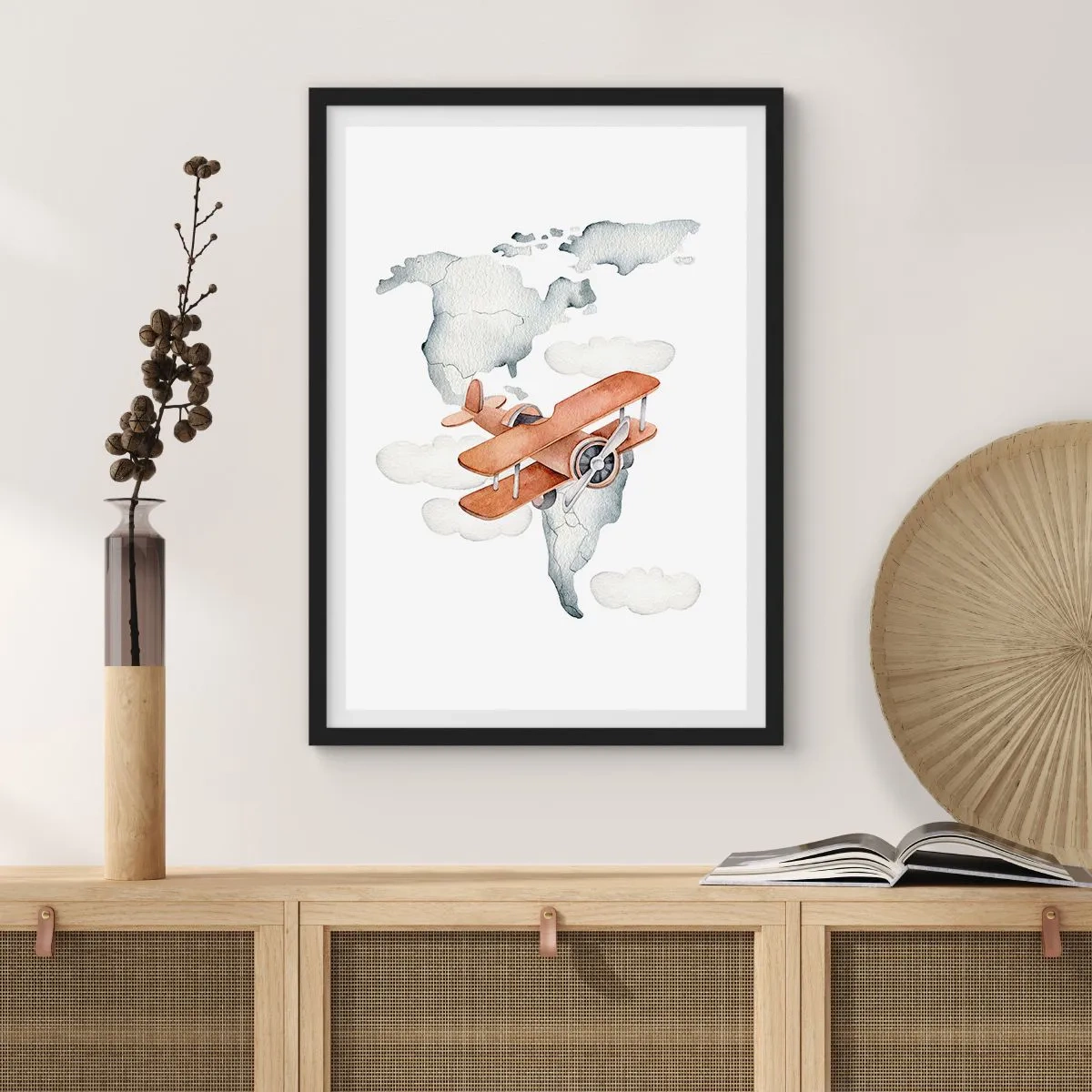 Poster in einem schwarzem Rahmen - Ein Doppeldecker über einer Weltkarte in den Wolken - 50x70cm - Im Pioniergeist - Moderne Wanddekoration für Wohnzimmer und Schlafzimmer ARTTOR