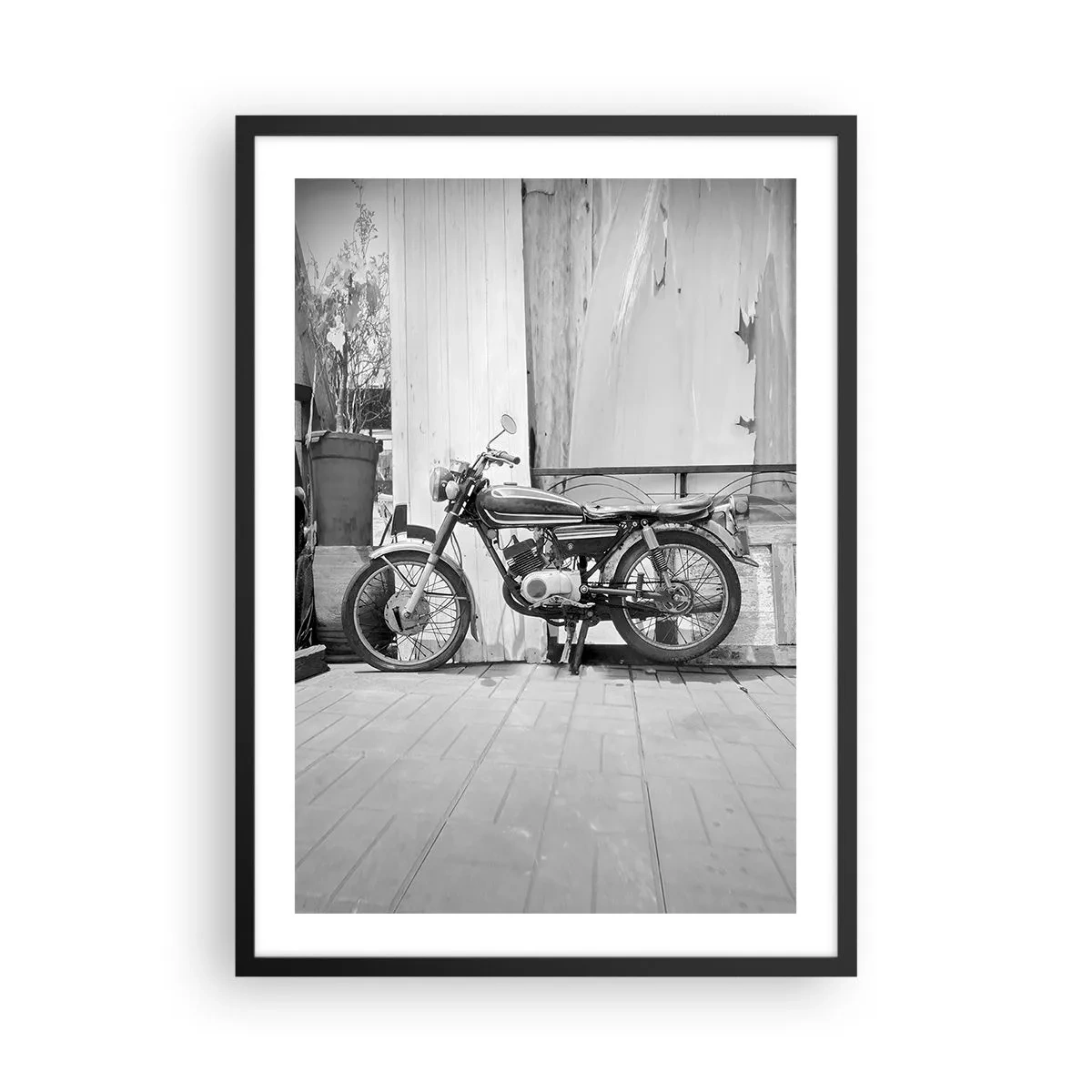 Poster in einem schwarzem Rahmen - Retro-Motorrad vor einer Holzwand - 50x70cm - Klassik über alles - Moderne Wanddekoration für Wohnzimmer und Schlafzimmer ARTTOR