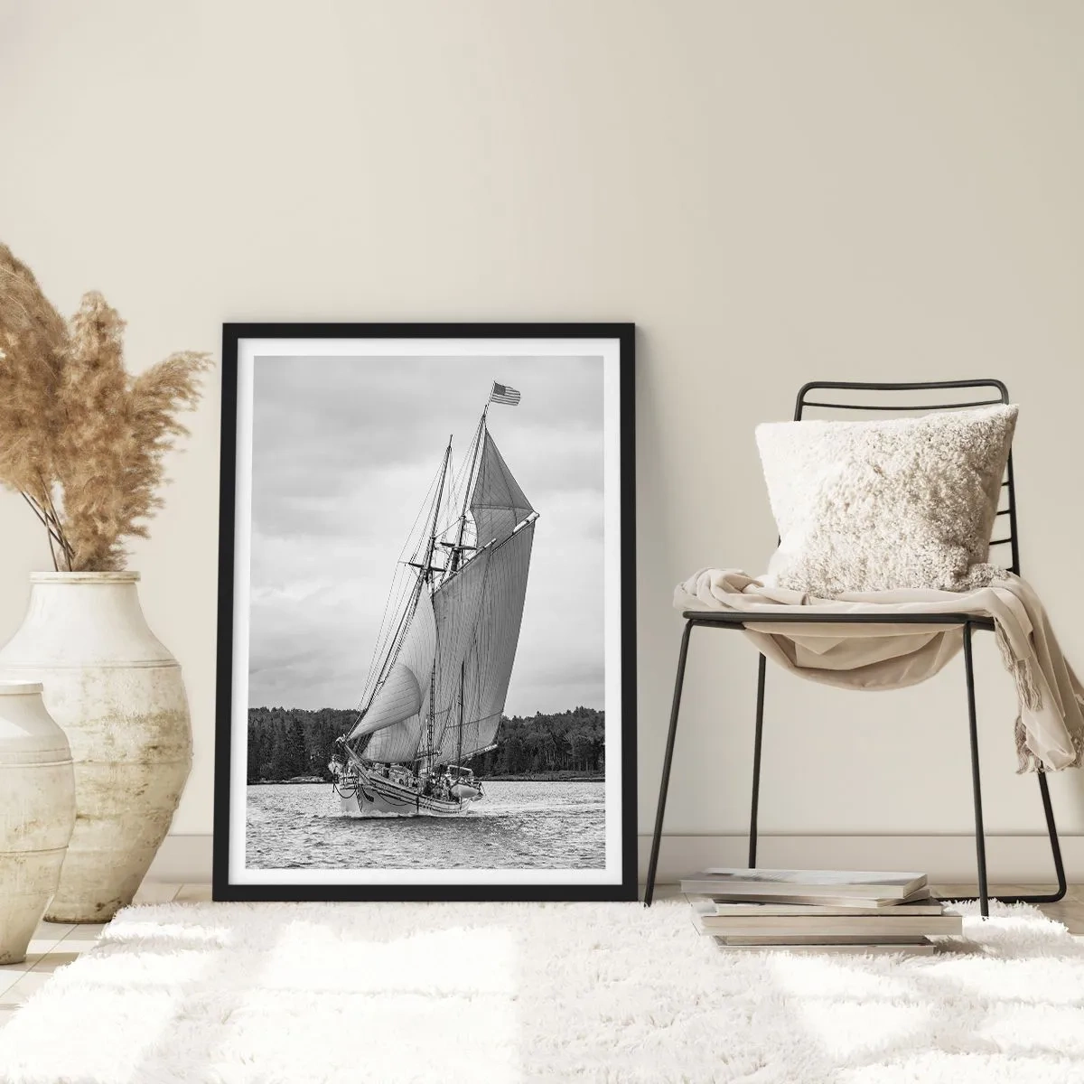 Poster in einem schwarzem Rahmen - Ein Segelschiff mit großen Segeln segelt auf dem Meer in Schwarz und Weiß - 50x70cm - Brüder des Windes - Moderne Wanddekoration für Wohnzimmer und Schlafzimmer ARTTOR