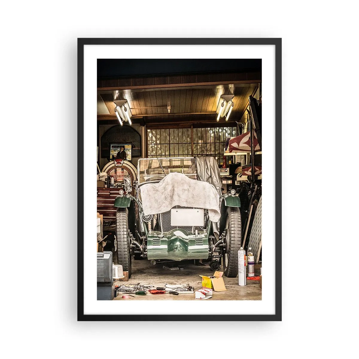 Poster in einem schwarzem Rahmen - Ein Oldtimer in einer Garage, umgeben von Werkzeugen - 50x70cm - Zurück in die Vergangenheit - Moderne Wanddekoration für Wohnzimmer und Schlafzimmer ARTTOR