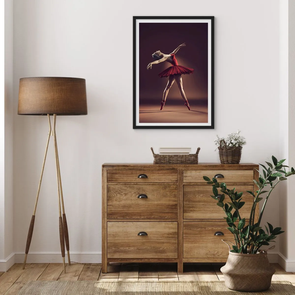 Poster in einem schwarzem Rahmen - Eine Balletttänzerin in einem roten Kleid auf der Bühne - 50x70cm - Eine Primaballerina - Moderne Wanddekoration für Wohnzimmer und Schlafzimmer ARTTOR