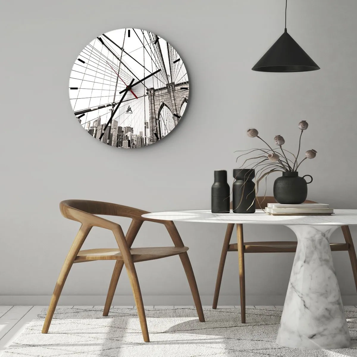 Wanduhr - Glasuhr - Eine Aufnahme einer Hängebrücke mit der Skyline der Stadt in Grautönen im Hintergrund. - 30x30cm - New Yorker Kathedrale - Moderne Wanddekoration für Wohnzimmer, Küche und Schlafzimmer ARTTOR
