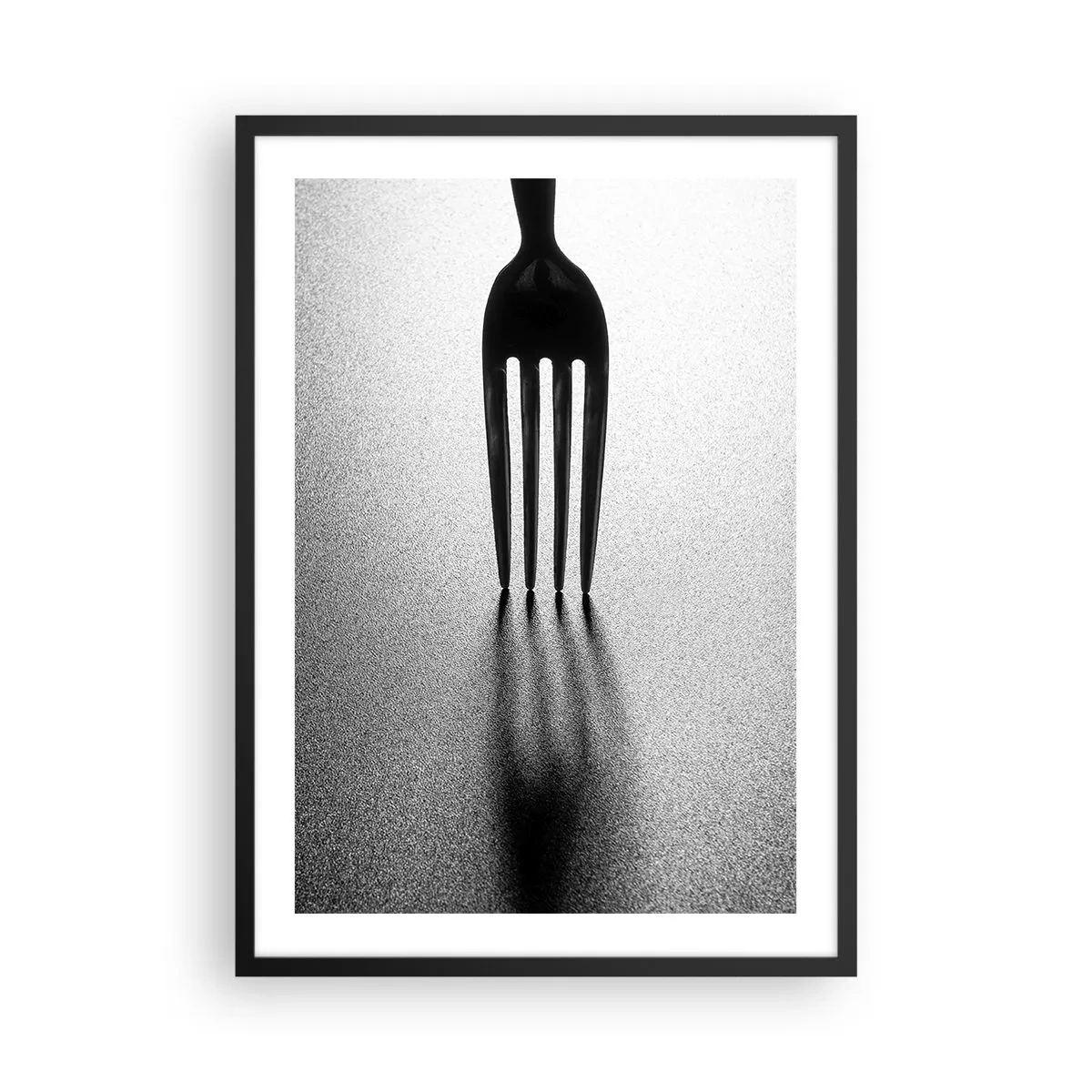 Poster in einem schwarzem Rahmen - Ein minimalistisches Schwarzweißfoto einer Gabel und eines Schattens. - 50x70cm - Licht und Schatten - Moderne Wanddekoration für Wohnzimmer und Schlafzimmer ARTTOR