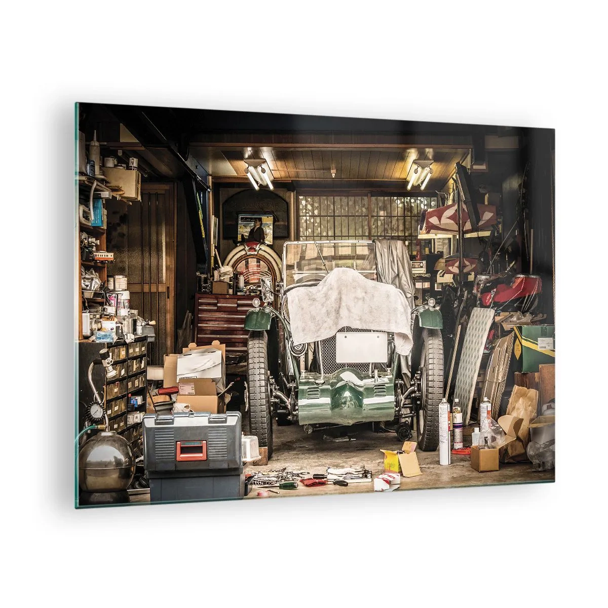 Glasbild - Bild auf glas - Vintage-Garage mit einem mit einem Tuch abgedeckten Auto, umgeben von Werkzeugen und Kisten - 70x50cm - Zurück in die Vergangenheit - Moderne Wanddekoration für Wohnzimmer und Schlafzimmer ARTTOR