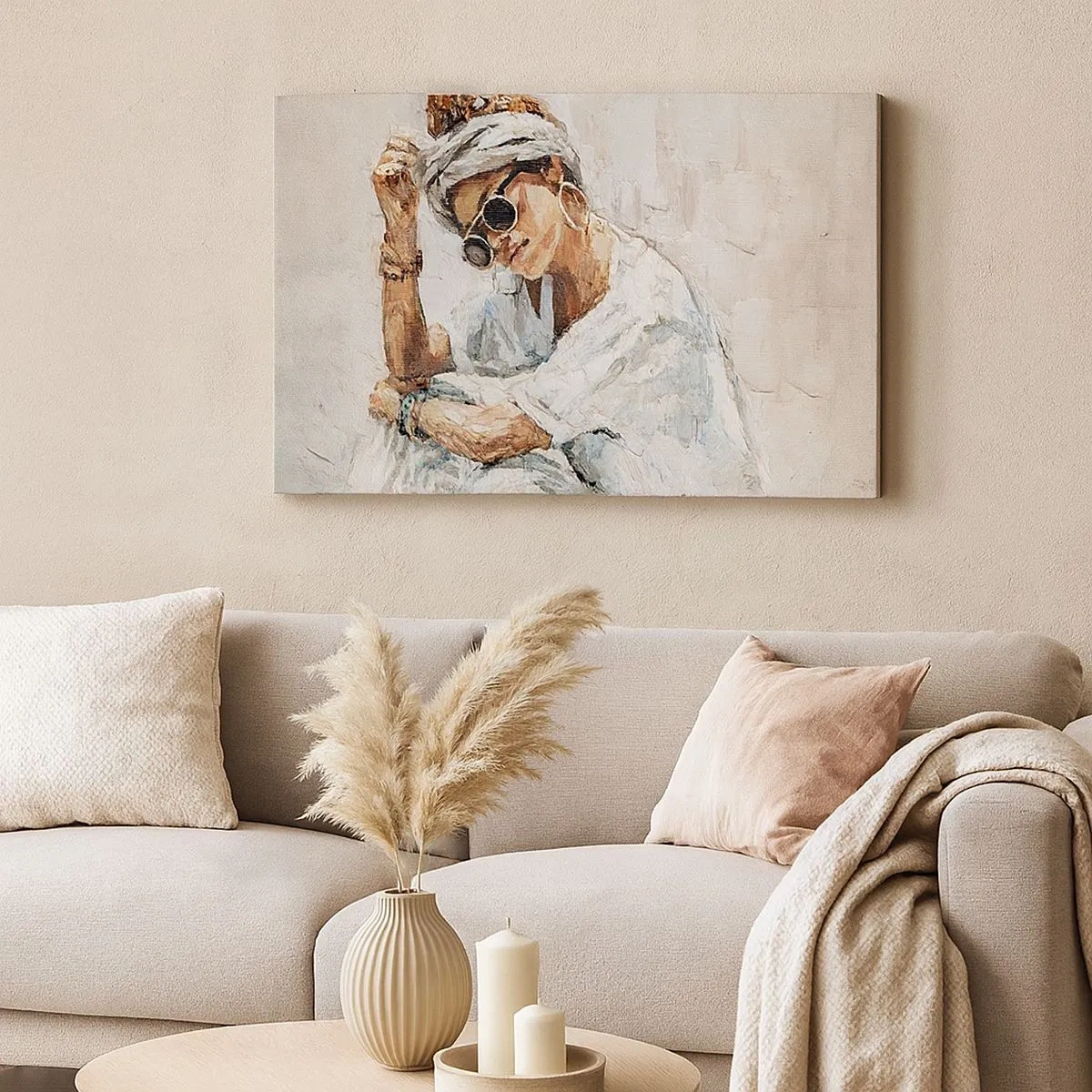 Bild auf Leinwand - Leinwandbild - Porträt einer Frau mit Sonnenbrille vor einer hellen Wand - 70x50cm - Porträt in voller Sonne - Moderne Wanddekoration für Wohnzimmer und Schlafzimmer ARTTOR