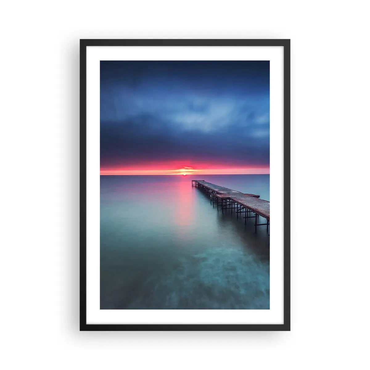 Poster in einem schwarzem Rahmen - Ein Steg, der sich bei Sonnenuntergang in ein ruhiges Meer erstreckt - 50x70cm - Zwischen Himmel und Erde - Moderne Wanddekoration für Wohnzimmer und Schlafzimmer ARTTOR