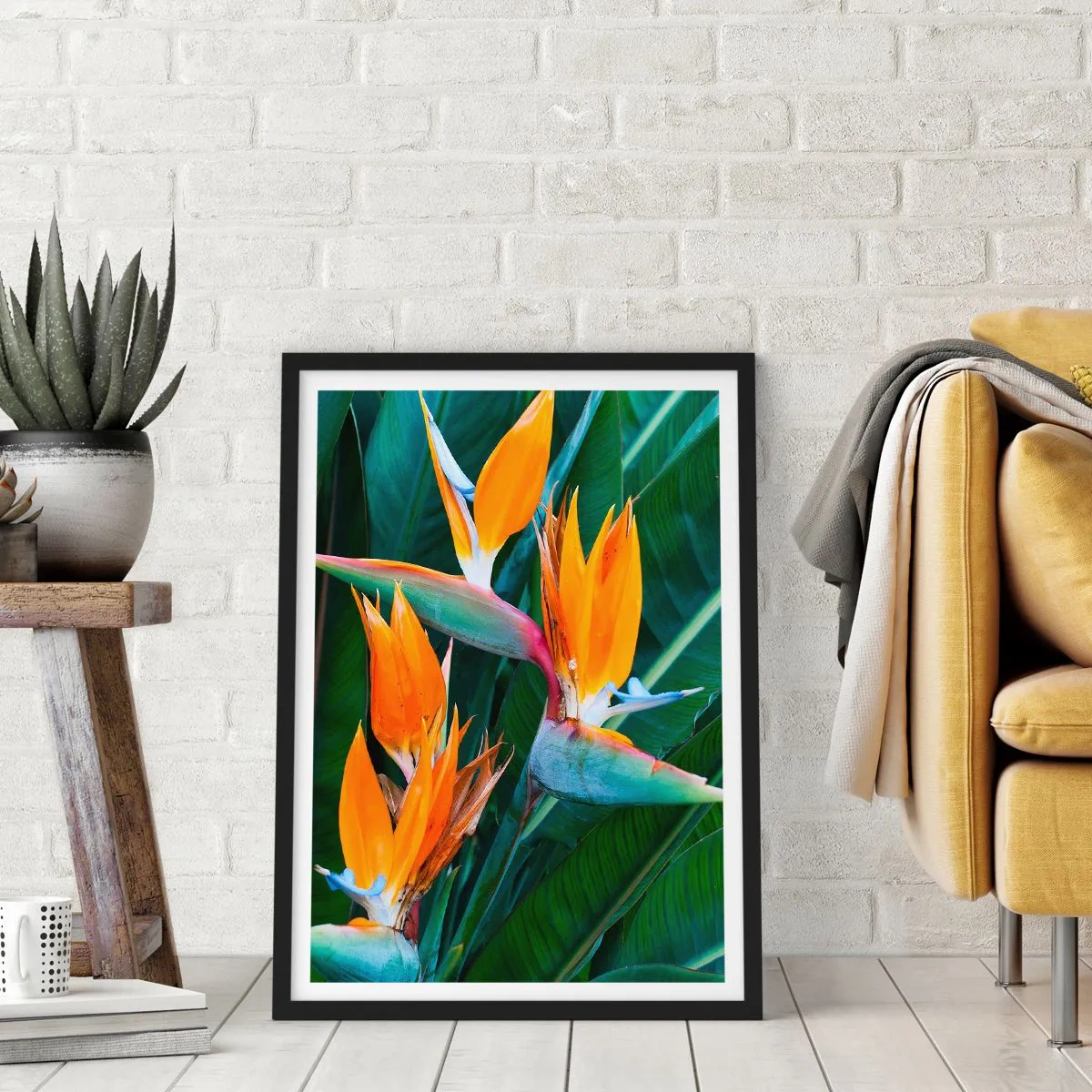 Poster in einem schwarzem Rahmen - Strelitzia-Blüten, umgeben von grünen Blättern - 50x70cm - Ist es eine Blume oder ist es ein Vogel? - Moderne Wanddekoration für Wohnzimmer und Schlafzimmer ARTTOR
