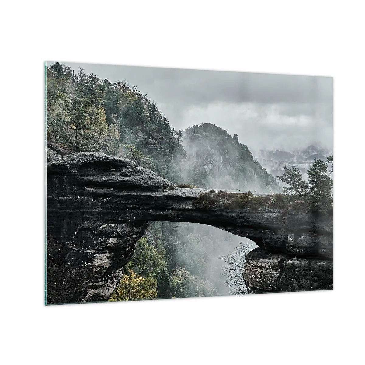 Glasbild - Bild auf glas - Eine Steinbrücke zwischen nebligen Bergen und einer Waldlandschaft - 70x50cm - Abenteuer beginnt gleich - Moderne Wanddekoration für Wohnzimmer und Schlafzimmer ARTTOR