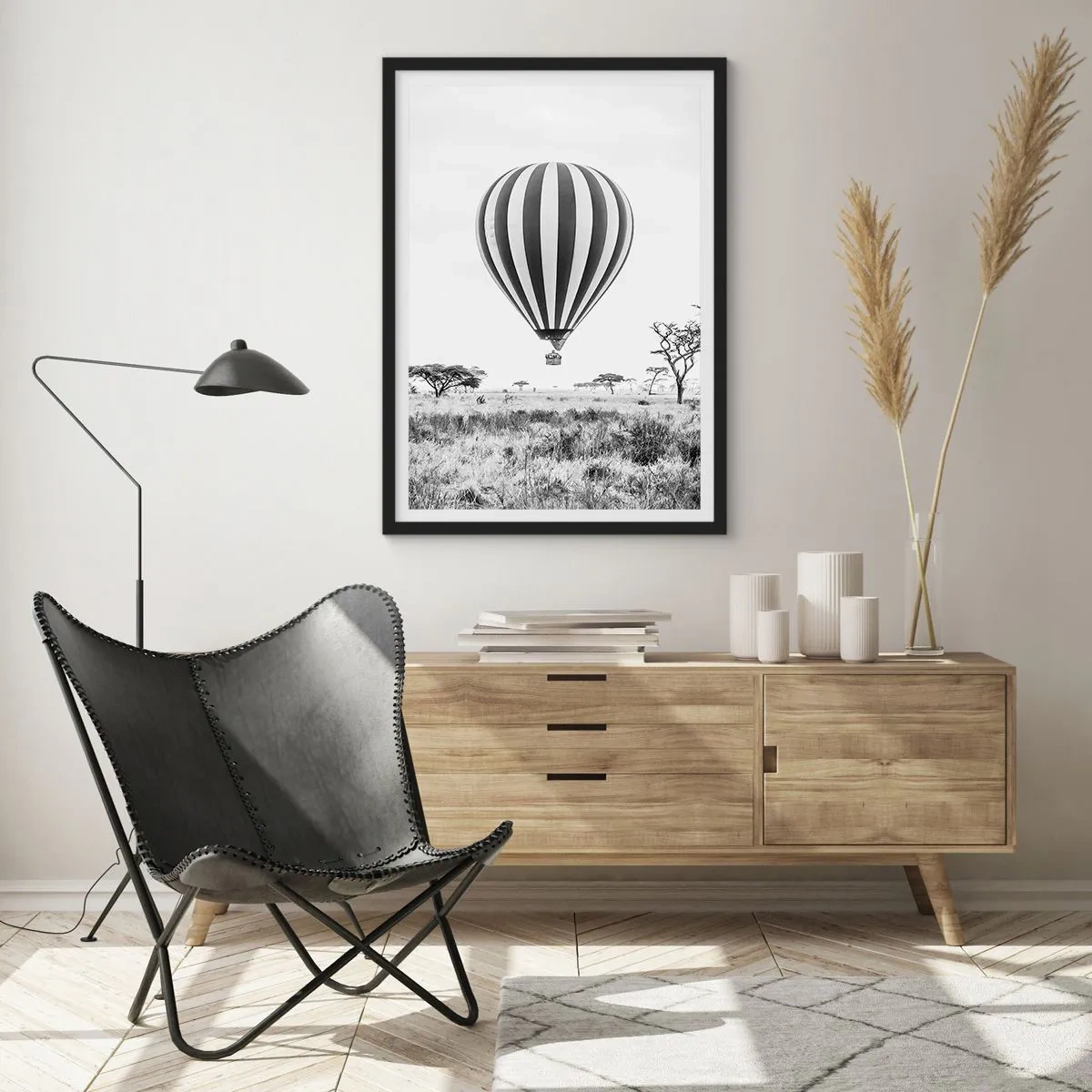 Poster in einem schwarzem Rahmen - Ein Heißluftballon schwebt in Schwarzweiß über der Savanne. - 50x70cm - Über der Savanne - Moderne Wanddekoration für Wohnzimmer und Schlafzimmer ARTTOR