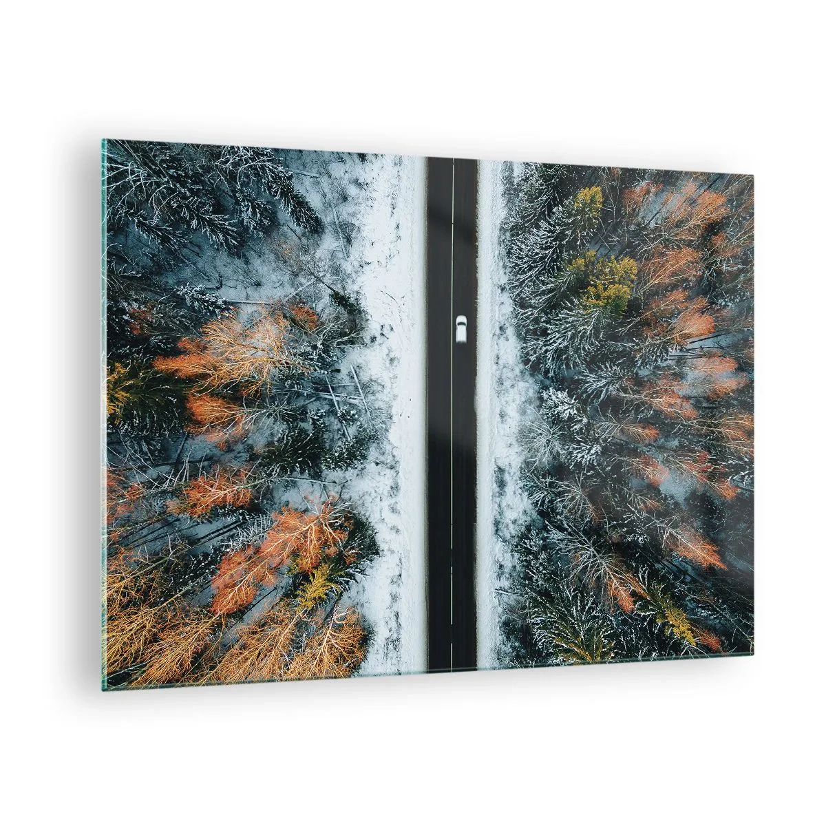 Glasbild - Bild auf glas - Eine Winterstraße durch einen schneebedeckten Wald mit bunten Bäumen - 70x50cm - Schnitt durch den Winterwald - Moderne Wanddekoration für Wohnzimmer und Schlafzimmer ARTTOR