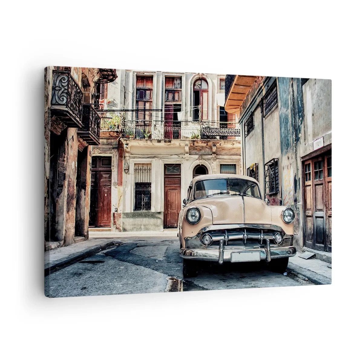 Bild auf Leinwand - Leinwandbild - Ein Oldtimer vor der Kulisse urbaner Architektur - 70x50cm - Die Siesta in Havanna - Moderne Wanddekoration für Wohnzimmer und Schlafzimmer ARTTOR