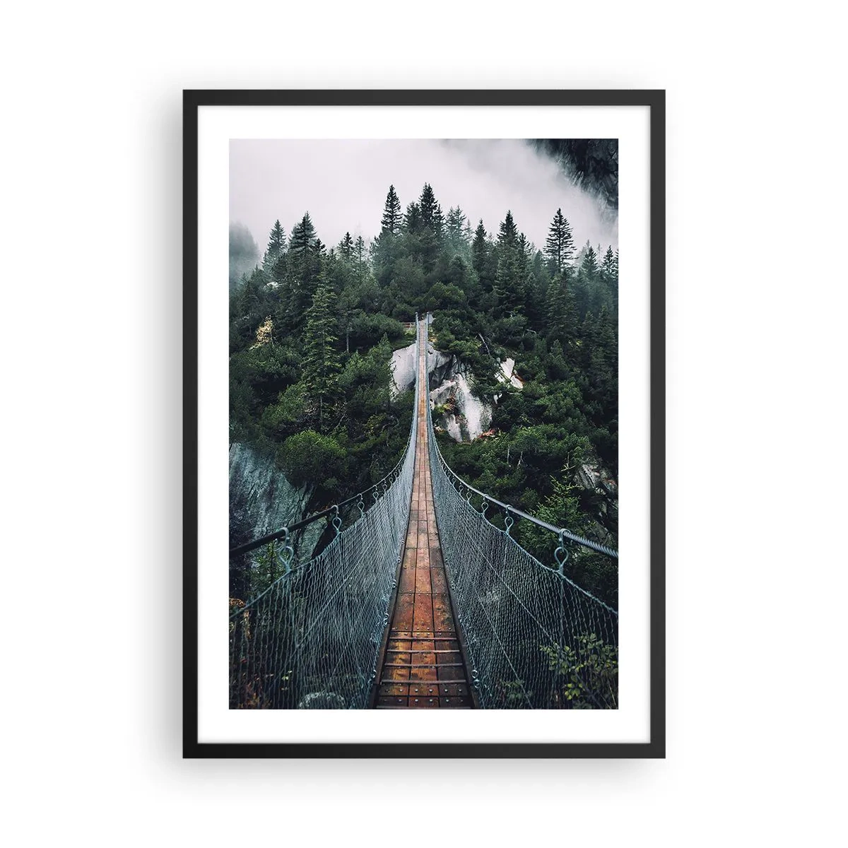 Poster in einem schwarzem Rahmen - Eine Hängebrücke durch einen dichten, nebligen Wald - 50x70cm - Nur für Überflieger - Moderne Wanddekoration für Wohnzimmer und Schlafzimmer ARTTOR