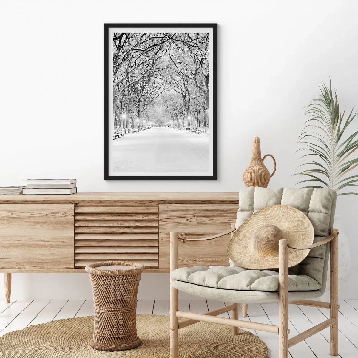 Poster in einem schwarzem Rahmen - Eine winterliche Allee mit schneebedeckten Bäumen im Park - 50x70cm - Vier Jahreszeiten - Winter - Moderne Wanddekoration für Wohnzimmer und Schlafzimmer ARTTOR