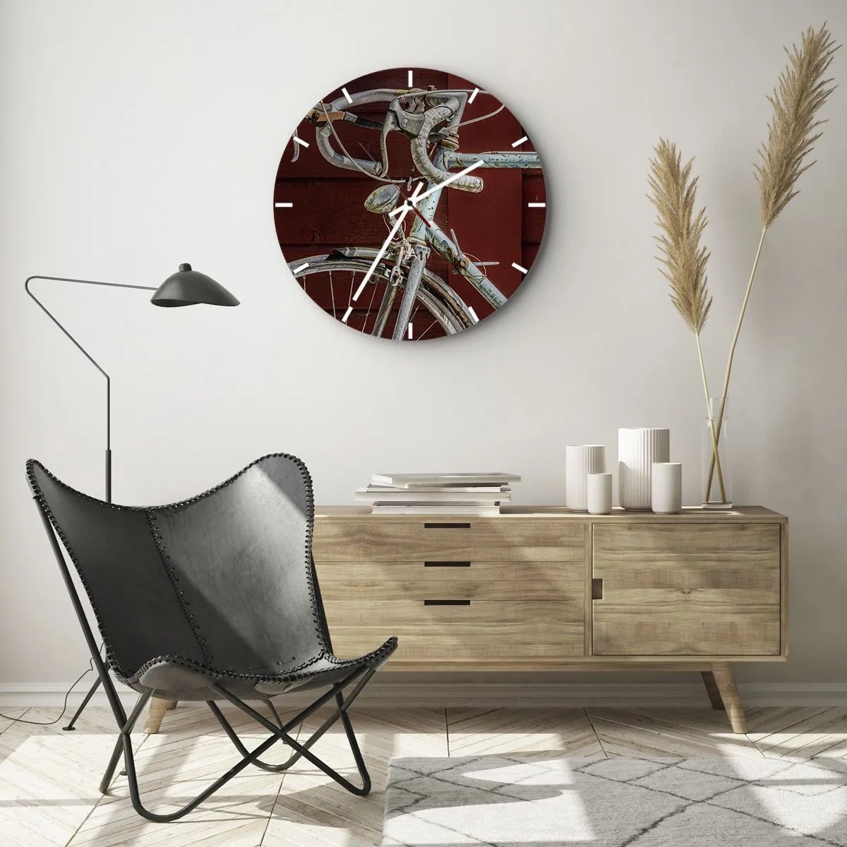 Wanduhr - Glasuhr - Nahaufnahme eines Retro-Fahrrads vor einem roten Brett - 30x30cm - Geschaffen um zu siegen - Moderne Wanddekoration für Wohnzimmer, Küche und Schlafzimmer ARTTOR