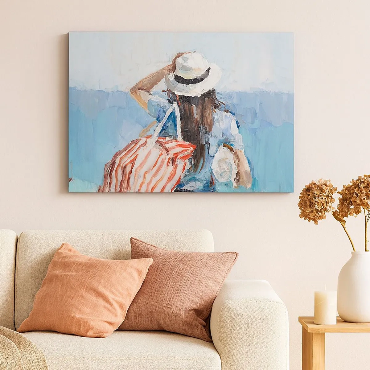 Bild auf Leinwand - Leinwandbild - Eine Frau mit Hut vor dem blauen Meer - 70x50cm - Willkommen in den Sommerferien - Moderne Wanddekoration für Wohnzimmer und Schlafzimmer ARTTOR