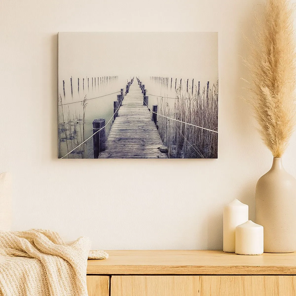 Bild auf Leinwand - Leinwandbild - Eine Holzbrücke, die in einen nebligen Raum führt - 70x50cm - Tauchen Sie in Ruhe ein - Moderne Wanddekoration für Wohnzimmer und Schlafzimmer ARTTOR