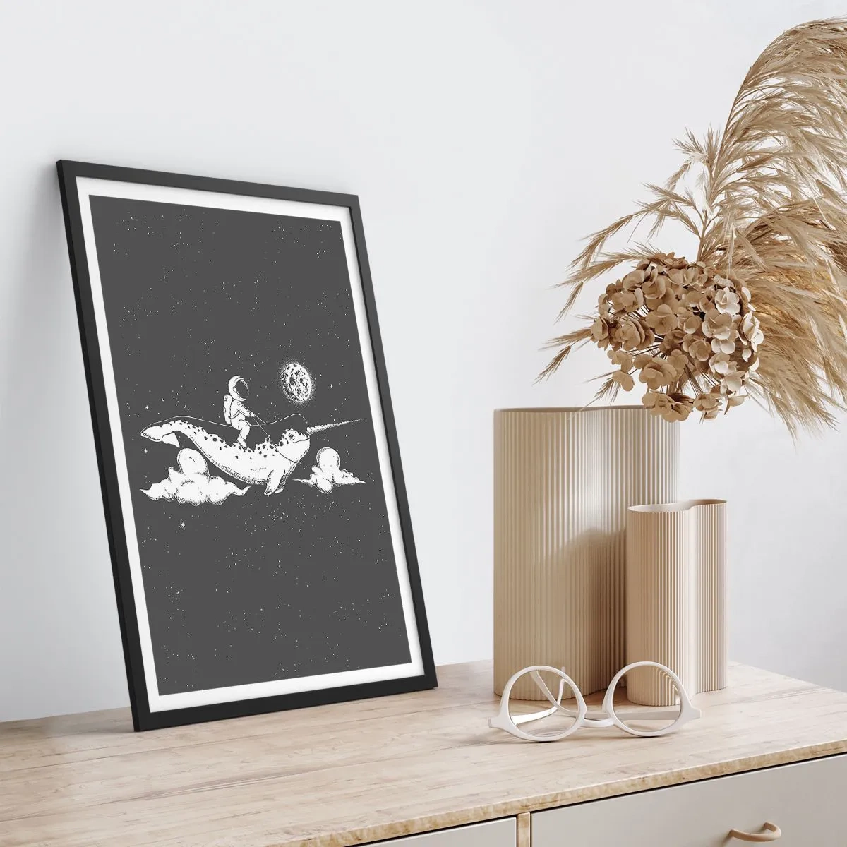Poster in einem schwarzem Rahmen - Astronaut auf dem Rücken eines Narwals im Weltraum - 50x70cm - Weltraumreiter - Moderne Wanddekoration für Wohnzimmer und Schlafzimmer ARTTOR