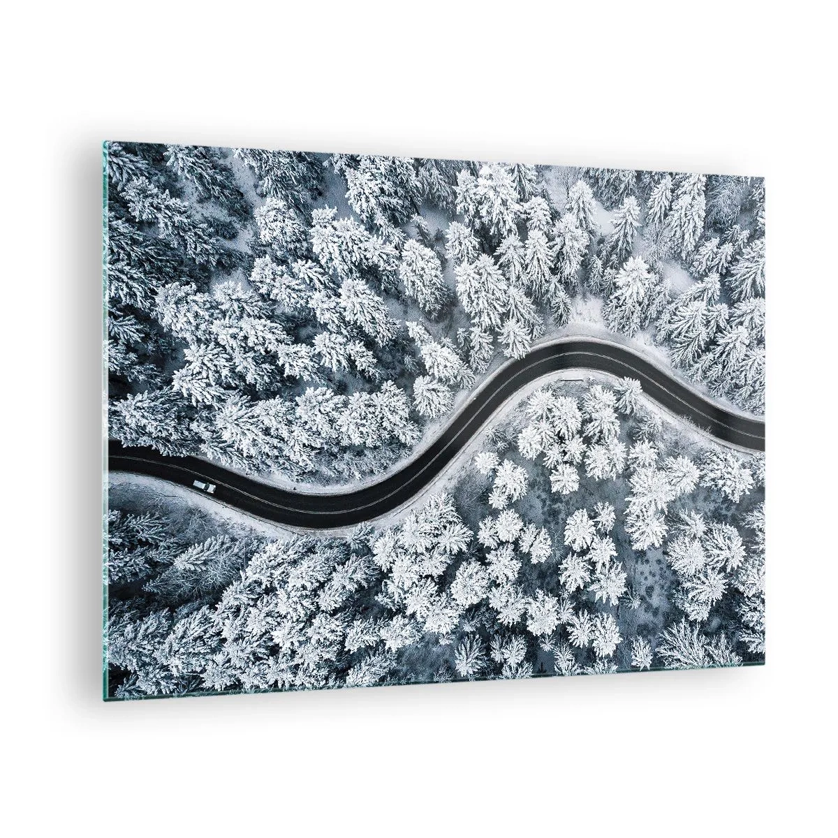 Glasbild - Bild auf glas - Eine kurvenreiche Straße durch einen Winterwald, von einer Drohne aus gesehen - 70x50cm - Durch den Winterwald - Moderne Wanddekoration für Wohnzimmer und Schlafzimmer ARTTOR