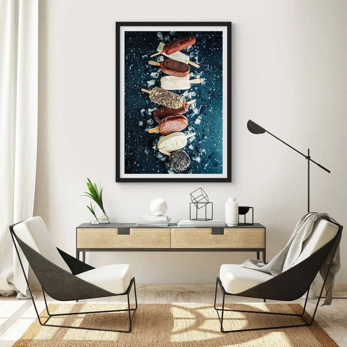 Poster in einem schwarzem Rahmen - Verschiedene Eis am Stiel, umgeben von Eis vor einem dunklen Himmel - 50x70cm - Geschmack des heißen Sommers - Moderne Wanddekoration für Wohnzimmer und Schlafzimmer ARTTOR