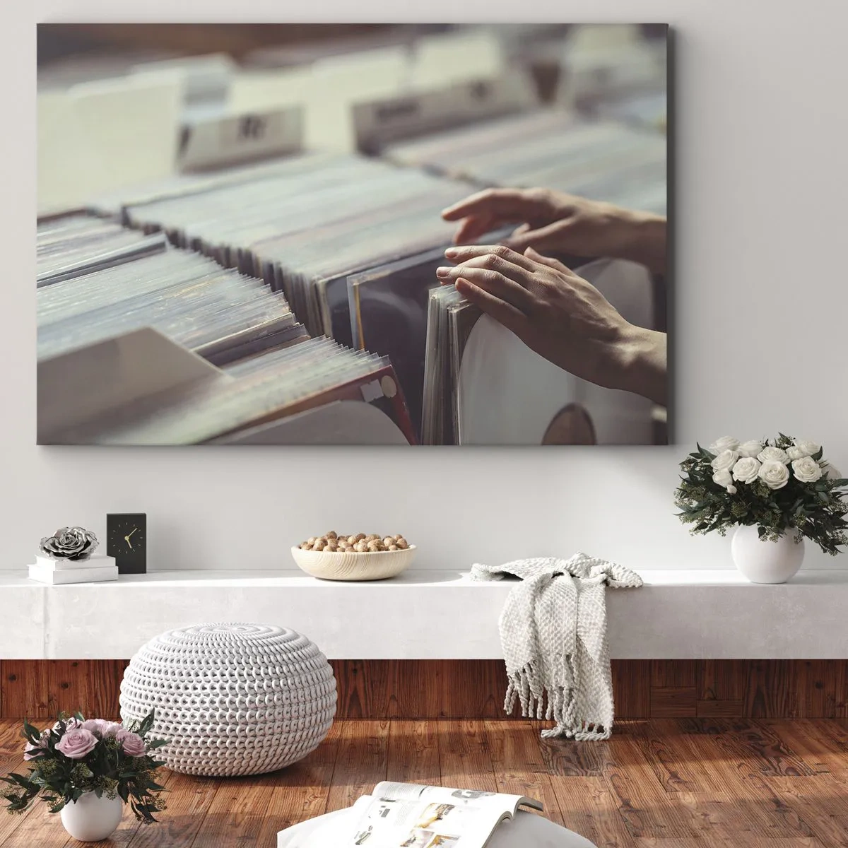 Bild auf Leinwand - Leinwandbild - Hände blättern durch eine Vinylsammlung - 70x50cm - Auf der Suche nach Emotionen - Moderne Wanddekoration für Wohnzimmer und Schlafzimmer ARTTOR