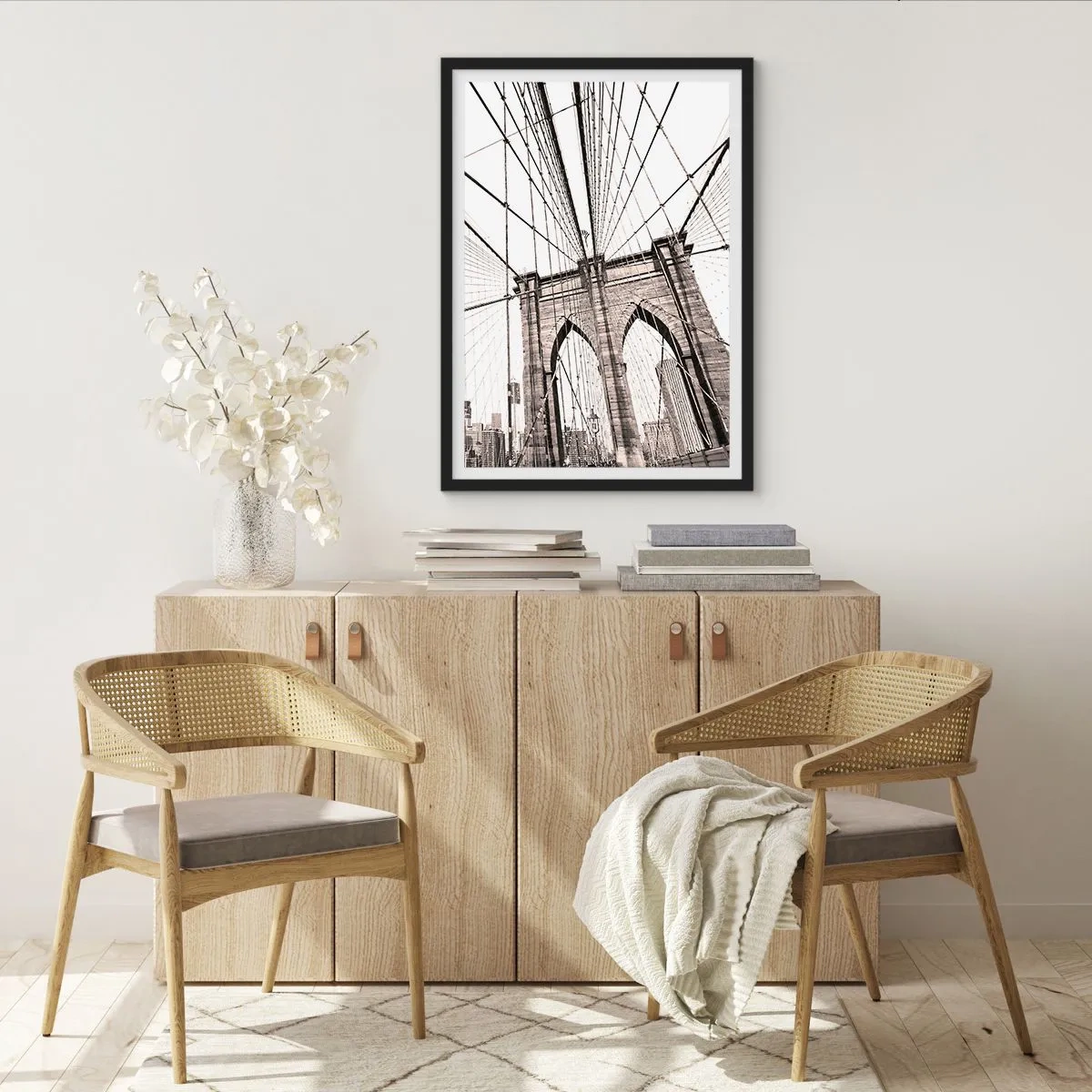 Poster in einem schwarzem Rahmen - Schwarzweißfotografie der Brücke aus der Perspektive des Fußgängerstegs. - 50x70cm - New Yorker Kathedrale - Moderne Wanddekoration für Wohnzimmer und Schlafzimmer ARTTOR