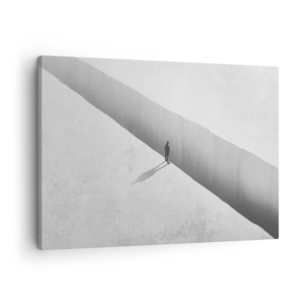 Bild auf Leinwand - Leinwandbild - Eine einsame Gestalt steht in einer monochromen Umgebung über einem tiefen Abgrund. - 70x50cm - Klares Ziel - Moderne Wanddekoration für Wohnzimmer und Schlafzimmer ARTTOR