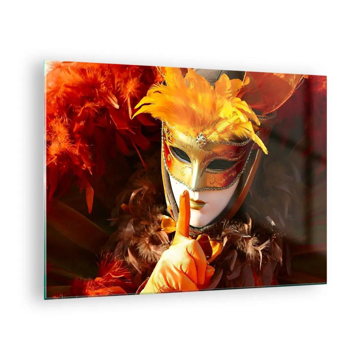 Glasbild - Bild auf glas - Eine Figur in einer goldenen Maske mit orangefarbenen Federn - 70x50cm - Geheimnis ist Teil des Spiels - Moderne Wanddekoration für Wohnzimmer und Schlafzimmer ARTTOR