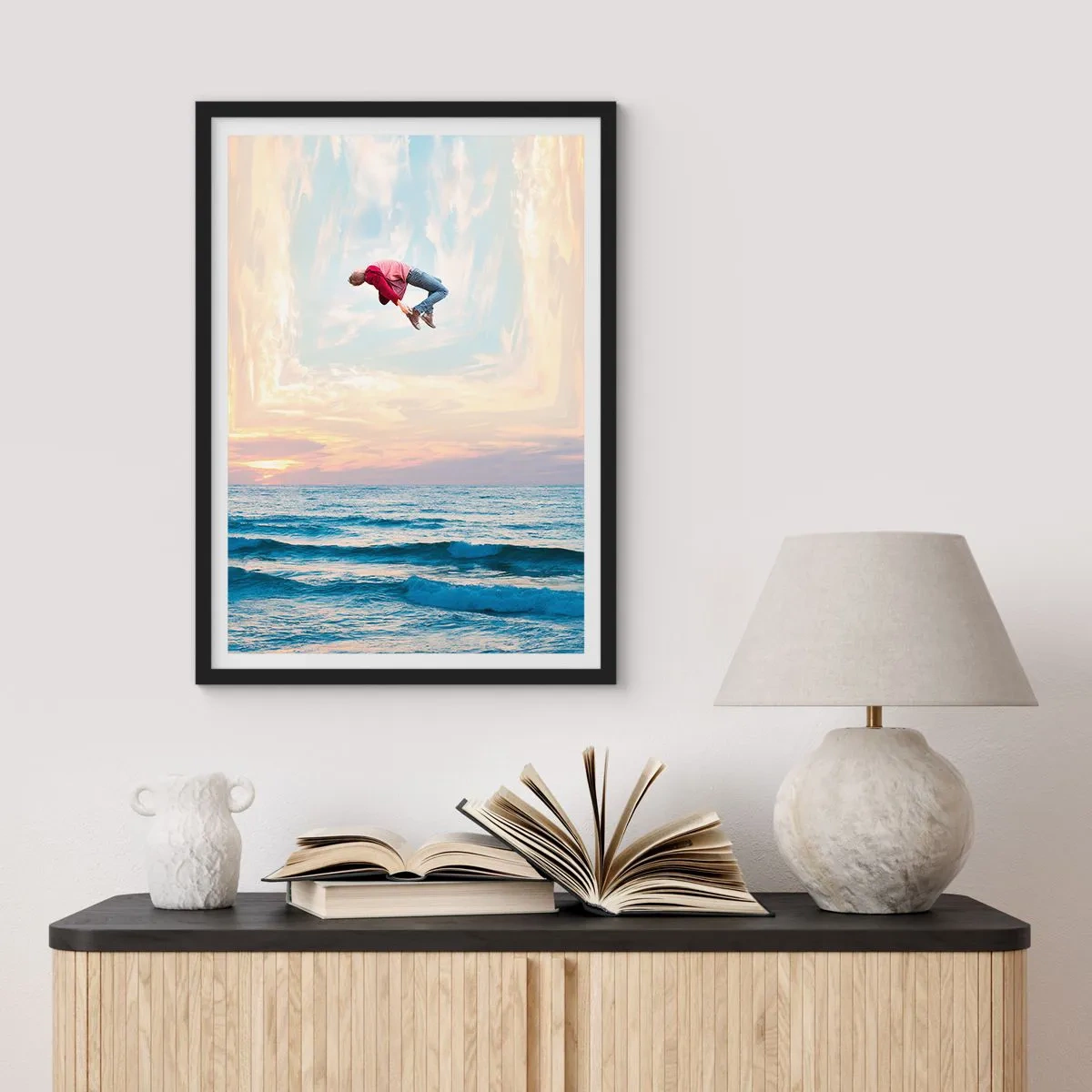 Poster in einem schwarzem Rahmen - Ein Mann springt bei Sonnenuntergang in den Himmel über dem Meer - 50x70cm - In eine andere Dimension - Moderne Wanddekoration für Wohnzimmer und Schlafzimmer ARTTOR