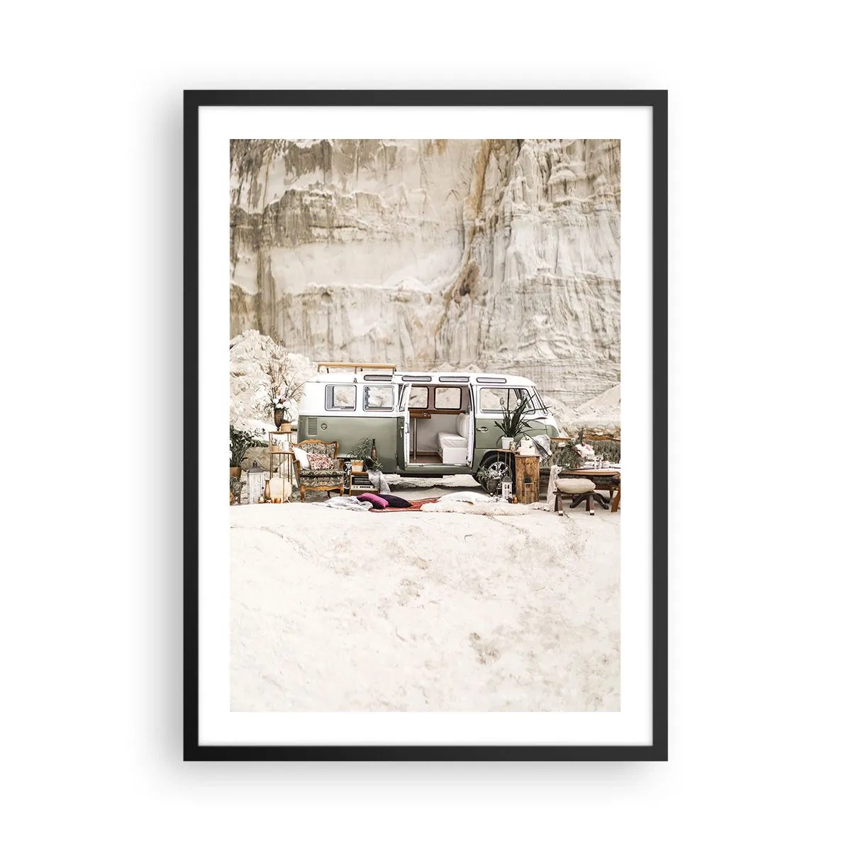 Poster in einem schwarzem Rahmen - Retro-Van-Camping in einer Wüstenlandschaft mit rustikalen Akzenten - 50x70cm - Es ist die Zeit, die Reise zu beginnen - Moderne Wanddekoration für Wohnzimmer und Schlafzimmer ARTTOR