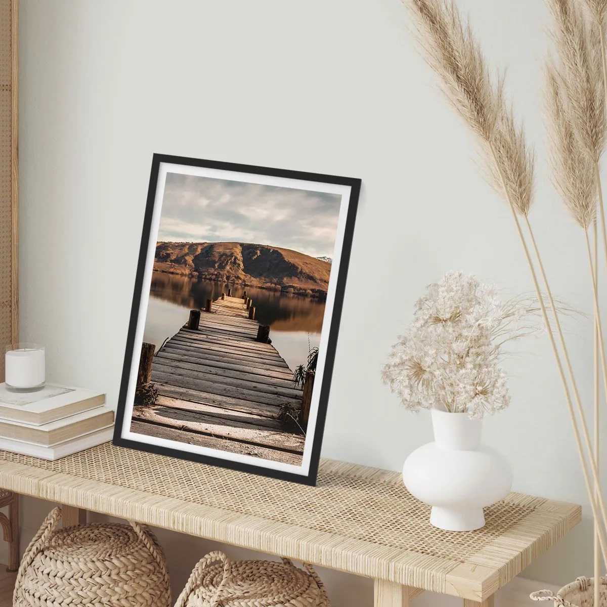 Poster in einem schwarzem Rahmen - Ein Holzsteg führt zu einem ruhigen See mit Bergkulisse - 50x70cm - Landschaft in Stille - Moderne Wanddekoration für Wohnzimmer und Schlafzimmer ARTTOR