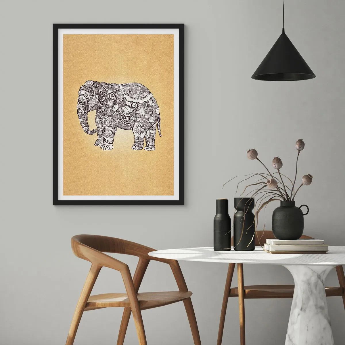 Poster in einem schwarzem Rahmen - Dekorative Darstellung eines Elefanten mit aufwendigen Ornamenten auf goldenem Hintergrund - 50x70cm - Elefant verhüllte sich - Moderne Wanddekoration für Wohnzimmer und Schlafzimmer ARTTOR